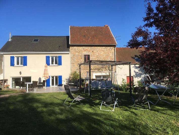 Location de vacances pour 16 personnes, avec terrasse et jardin, animaux acceptés dans Le Mayet-de-Montagne - 2