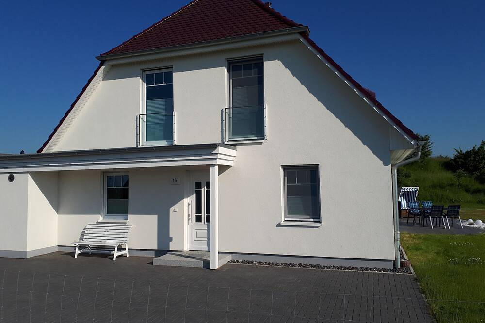 Exclusiva casa de vacaciones cerca de la playa con jacuzzi, 3 dormitorios, chimenea, WiFi, garaje. in Lancken, Dranske