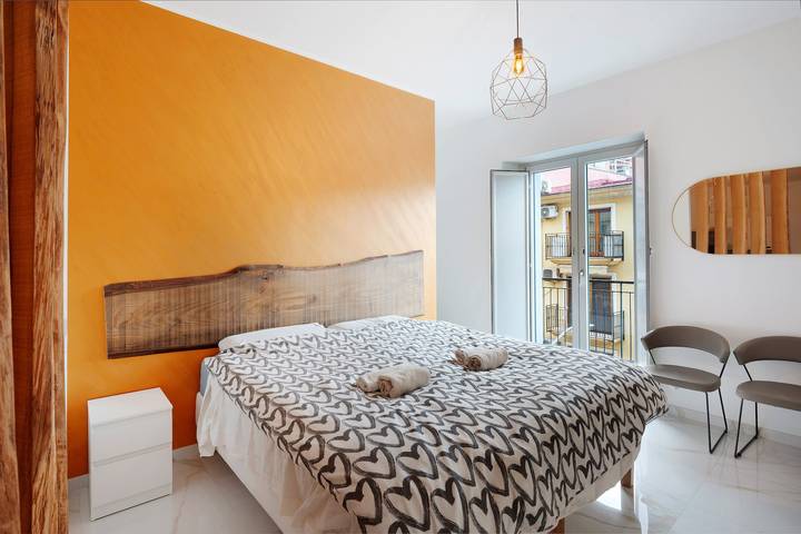 Appartement entier, Appartement 'Sempresole In Piazzetta' avec vue sur la montagne, Wi-Fi et climatisation in Salerne, Côte Tyrrhénienne Campanie