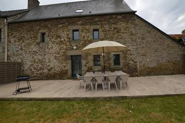 Gîte pour 9 personnes, avec terrasse et jardin à Epiniac