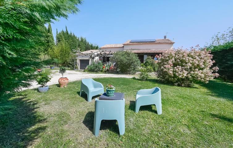 Gîte pour 6 personnes, avec terrasse et piscine à Saint-Privat-des-Vieux