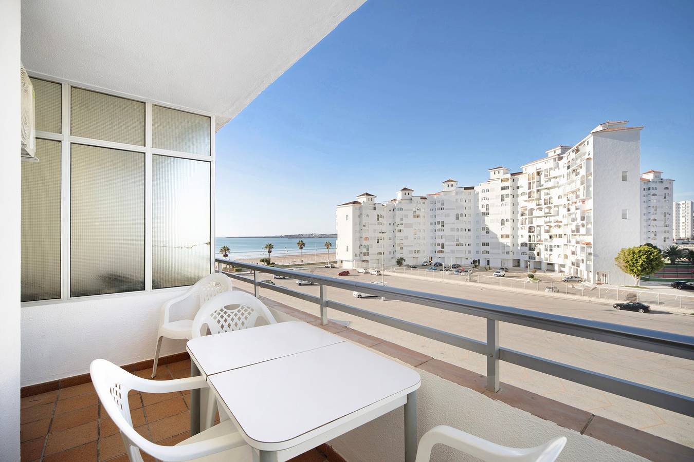Appartement entier, Appartement '1a Linea Valdelagrana' avec vue sur la mer, piscine partagée et Wi-Fi in Valdelagrana, El Puerto de Santa María