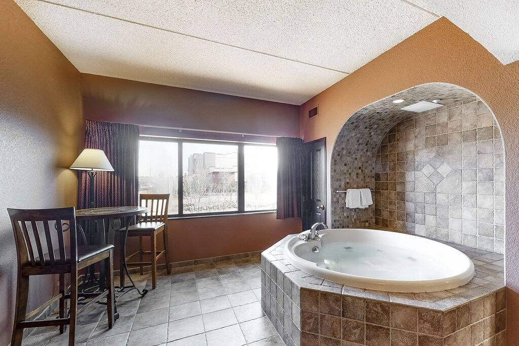 Ganze Wohnung, 3rd-floor condo with elevator, jetted tub, full kitchen, & fireplace in Wisconsin Dells, Adams County (WI)