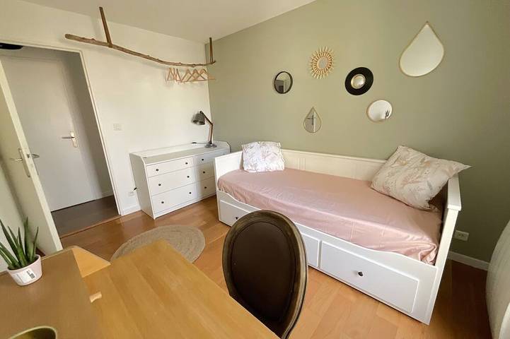 Appartement entier, Lumineux 3 pièces avec balcon à 12 min de Versailles et 5 min du Golf National ! in Voisins-le-Bretonneux, Yvelines
