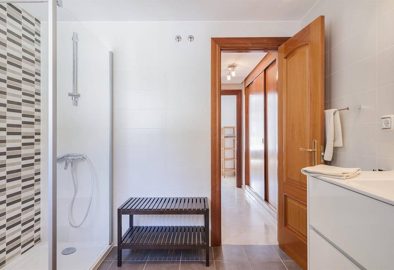 "Beautiful townhouse beachfront" con vista al mar, piscina compartida, aire acondicionado y Wi-Fi in Las Chapas, Marbella