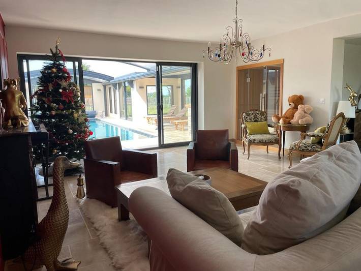 Location de vacances pour 8 personnes, avec Terrasse et Jardin ainsi que Piscine et Sauna dans Berthouville