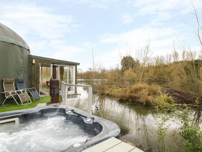 Hut for 2 people, with Hot tub and Sauna in Bourton-on-the-Water