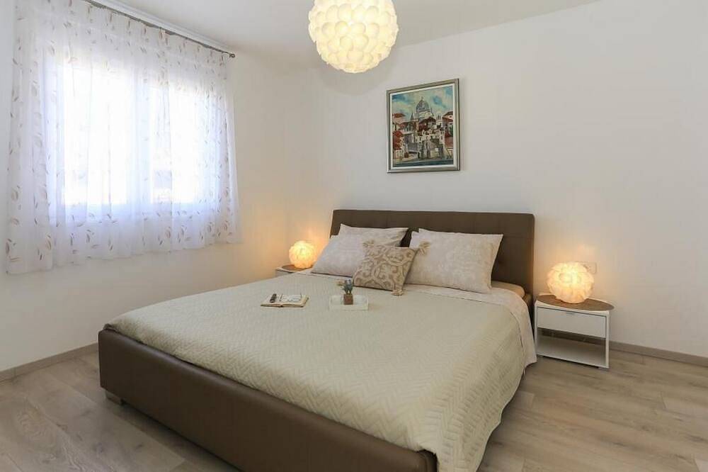 Ganze Wohnung, 3-Zimmer-Ferienwohnung mit Balkon und Meerblick Kastel Gomilica, Kastela (A-20245-a) in Kastel Gomilica, Kaštela