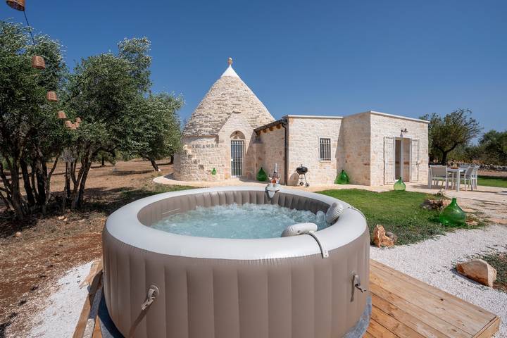Trullo per 4 persone, con Idromassaggio e Giardino a Castellana Grotte