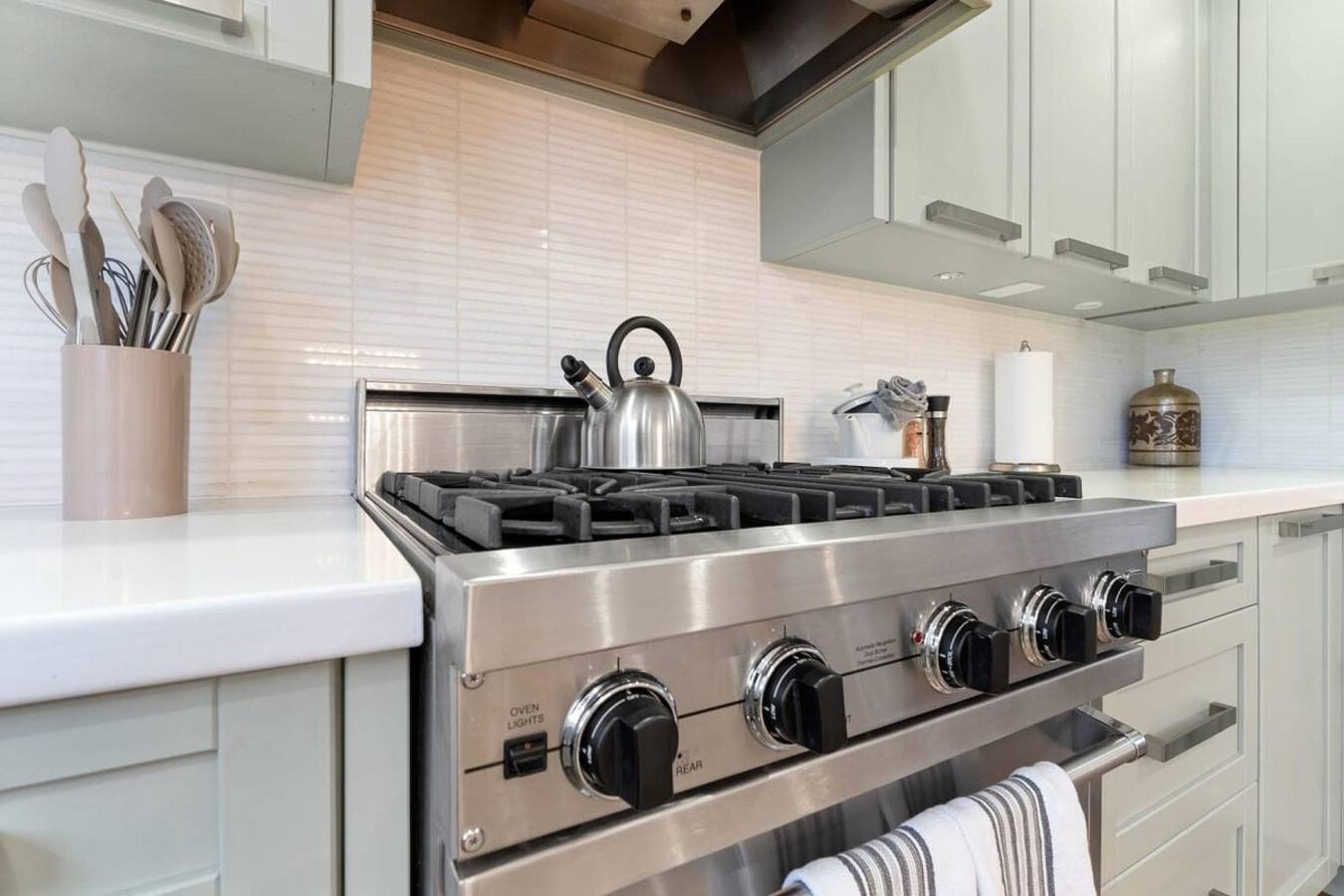 Spacious 2bdrm home in Burlington in Burlington (Ontario), Lake Ontario (Canada)