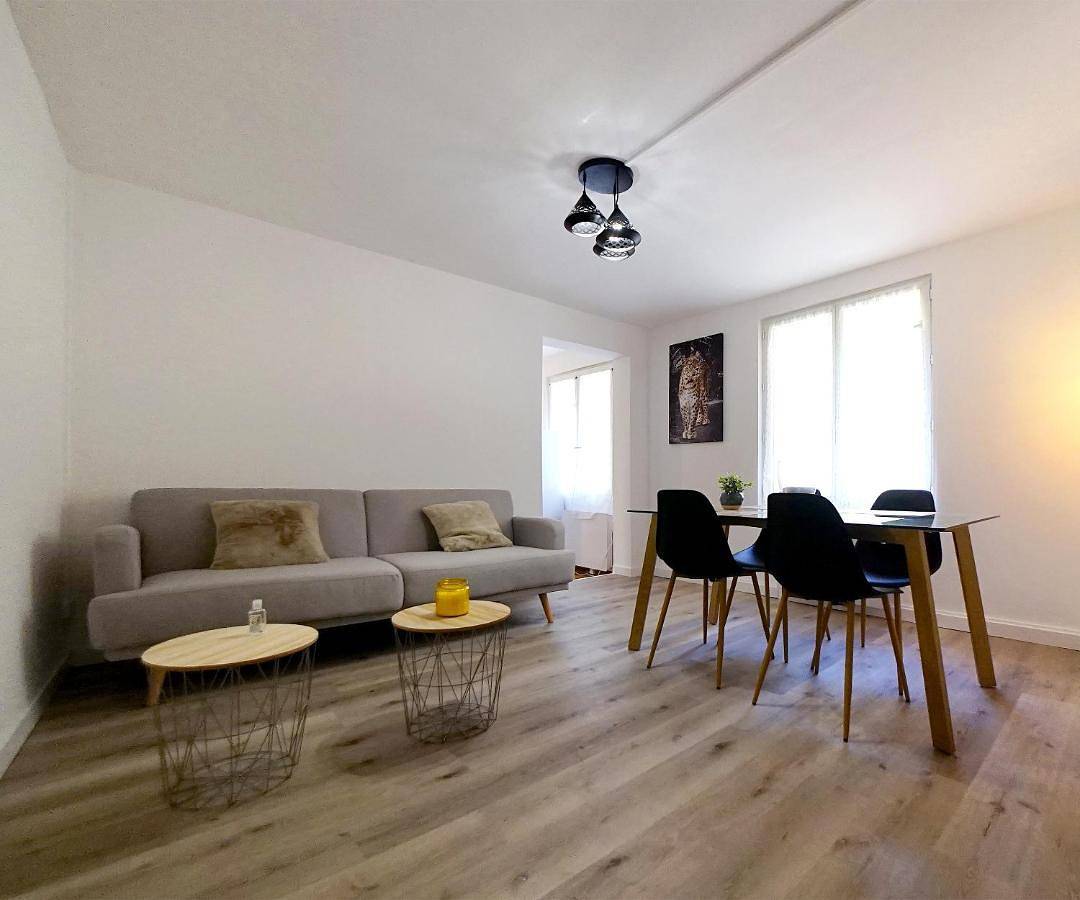 Appartement entier, Appartement au coeur de Cours La Ville in Cours-la-Ville, Région de Villefranche-sur-Saône