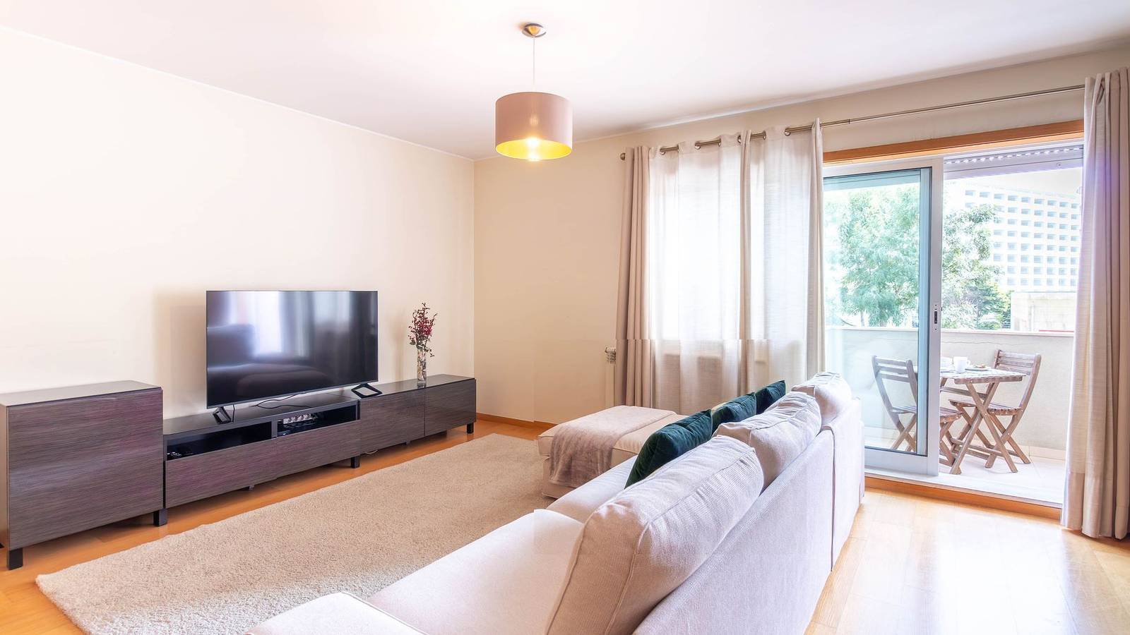 Apartamento inteiro, Comfortable & Quiet 3Br near Metro by Lovelystay in Porto, Distrito do Porto