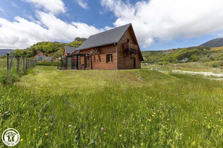 Gîte pour 6 personnes, avec Terrasse et Jardin à Chambon-sur-Lac