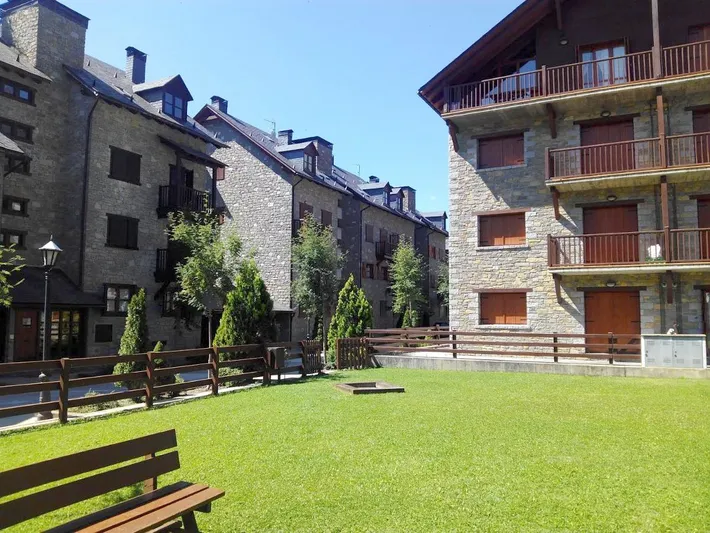 Apartamento de vacaciones para 6 personas, con vistas además de piscina y jardín - 1