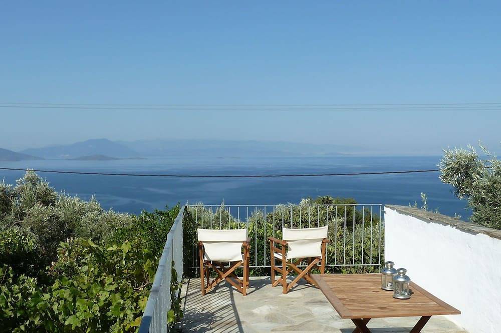 Traumhaftes Natursteinhaus mit 180°-Meerblick, Pool und herrlichem Garten in Pilion