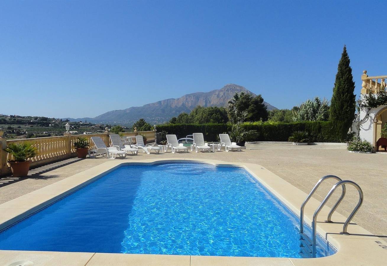 Villa 'Jávea Rafalet' con vistas a la montaña, Wi-Fi y aire acondicionado in El Rafalet, Jávea