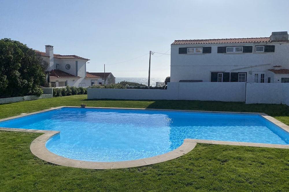 Seafronft Villa With Swimming Pool in Praia das Maçãs, Colares