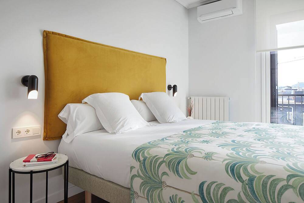 Entire apartment, Eki Terrace by Feelfree Rentals in Playa de la Concha, San Sebastian