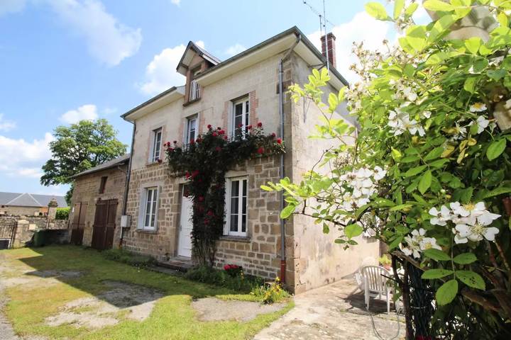 Gîte pour 6 personnes, avec terrasse à Nedde