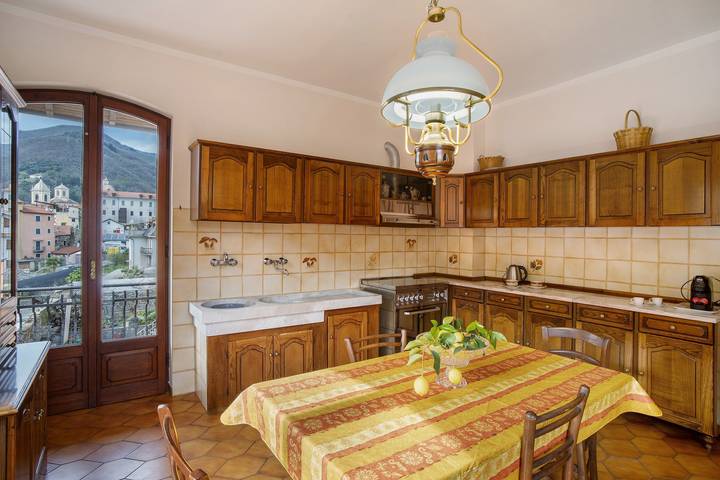 Appartamento intero, Appartamento 'Lilli' con vista sulle montagne, terrazza privata e Wi-Fi in Pieve di Teco, Alpi Liguri