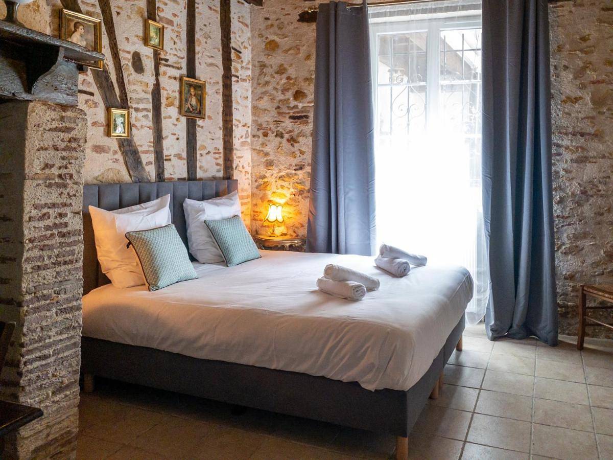 Deluxe Queen Room in Nogaro, Gers