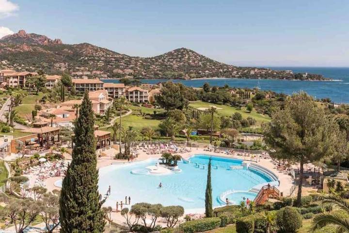 Location de vacances pour 4 personnes, avec Balcon ainsi que Terrasse et Piscine dans Le Dramont
