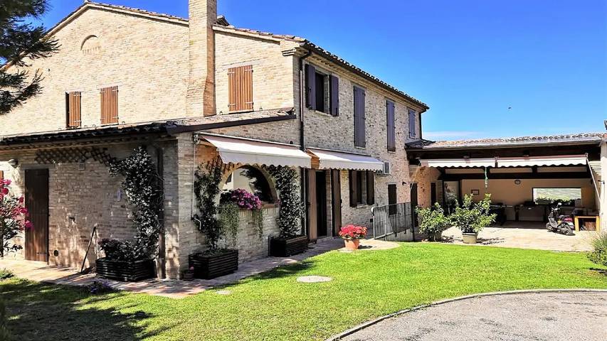 Casa vacanza per 21 persone, con giardino e piscina a Tavullia