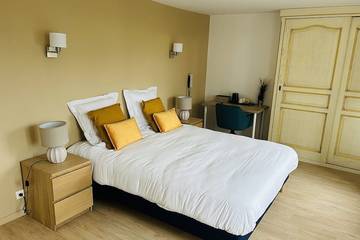 Gîte pour 16 personnes, avec jardin et terrasse, animaux acceptés à Jas