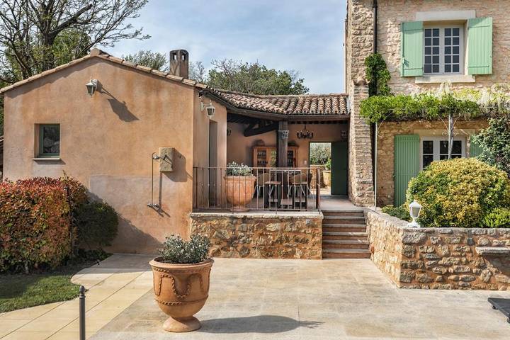 Location de vacances pour 12 personnes, avec jardin et vue ainsi que piscine et sauna à Crillon-le-Brave - 4