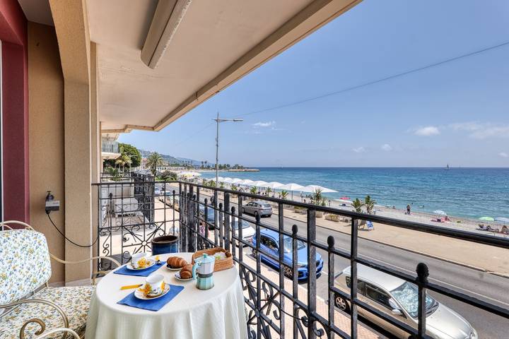 Gîte pour 4 personnes, avec vue sur l’océan et terrasse dans Plage Du Borrigo Menton