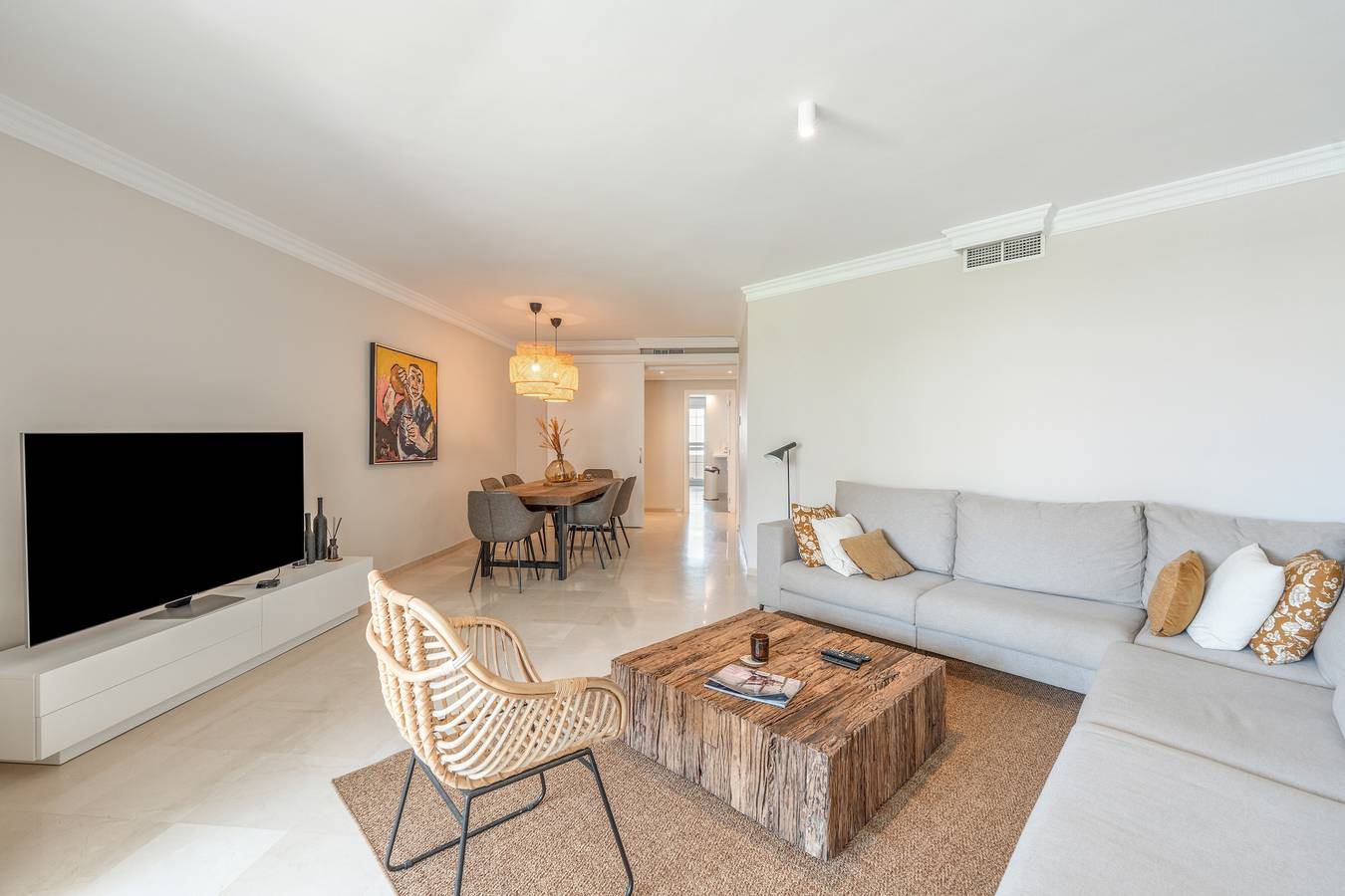 Holiday Home 'Beautiful and Bright Beach Home' with Wi-Fi and Air Conditioning in Las Chapas, Marbella