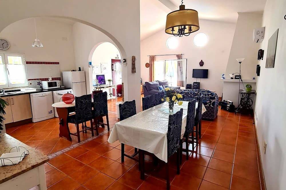 Excellent villa with garden, excellent private pool for exclusive use, parking in Algoz, Faro Distrikt