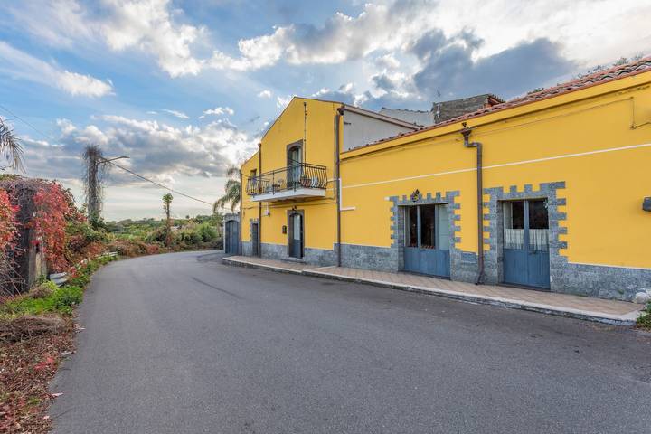 Appartement entier, Appartement 'Casa Valerio' avec vue sur la mer, Wi-Fi et climatisation in Fiumefreddo di Sicilia, Etna