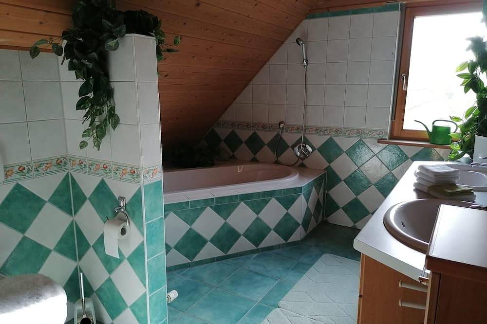 Ganze Wohnung, Gemütliches Ferienhaus mit Außenterrasse und Biogarten in Ebern, Landkreis Haßberge