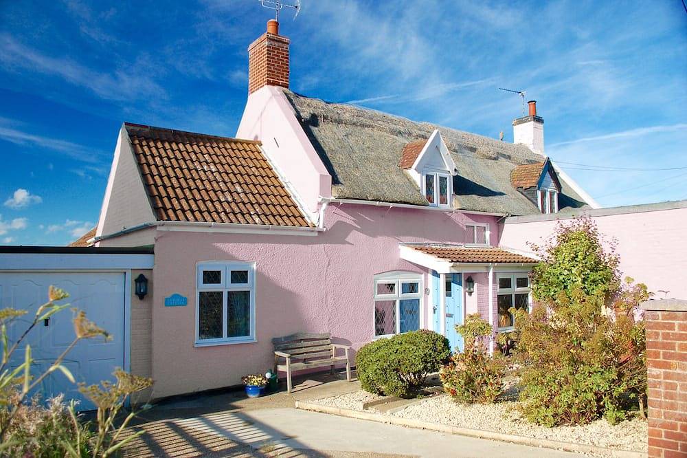 Admiral Cottage, Cosy Thatched Cottage Close To Sea & Sand Dunes in Great Yarmouth, The Broads