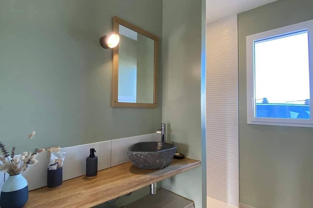 A brand new, comfortable home, designed with your family vacation in mind. in Landéda, Brest region