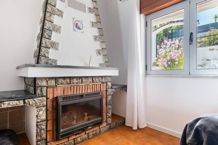 Ferienhaus 'Vivenda Alves' mit Bergblick, Wlan und Klimaanlage in Charneca de Caparica e Sobreda, Halbinsel von Setúbal