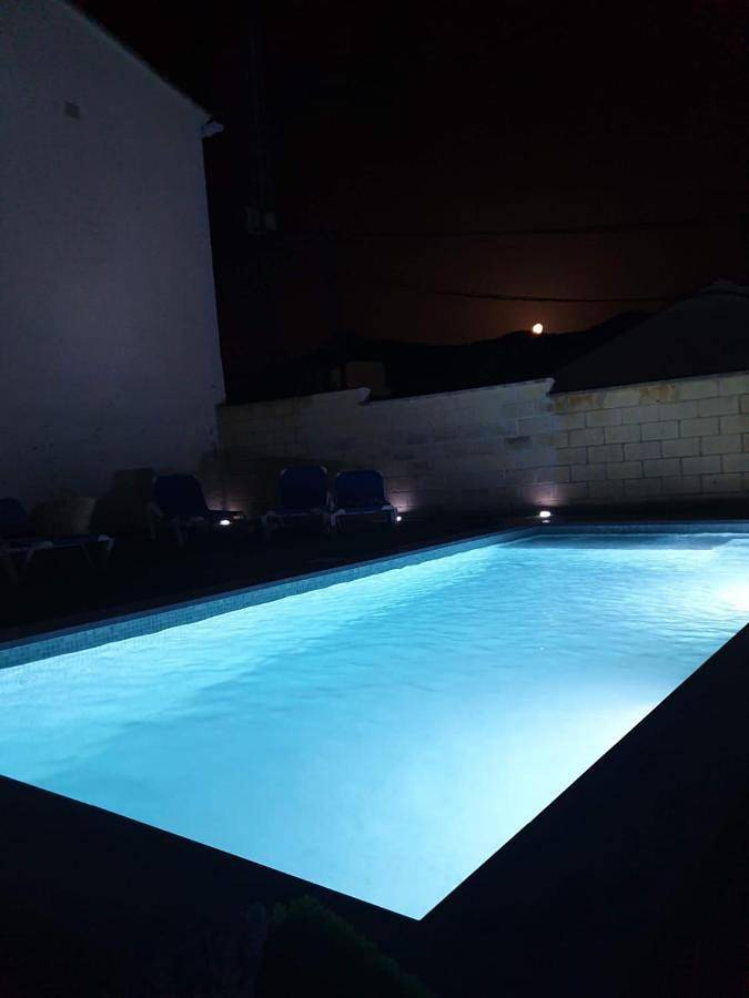 Casa rural para 9 personas, con Jacuzzi y Terraza además de Jardín y Piscina en Serranía de Ronda - 4