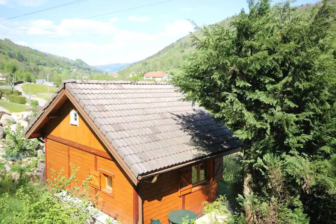 Chalet « Chez Corinne » avec vue sur la montagne, terrasse privée, randonnées et ski à proximité in Cornimont, Parc naturel régional des Ballons des Vosges