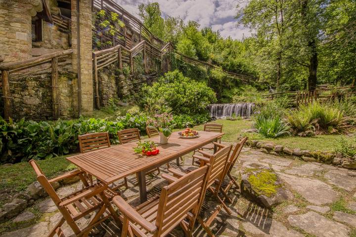 Ferienhaus für 15 Personen, mit Whirlpool und Garten, kinderfreundlich in Talla