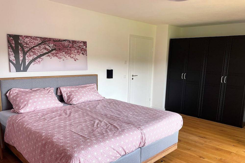 Very nice, newly renovated vacation home near Kochel am See for up to 10 people in Großweil, Das Blaue Land