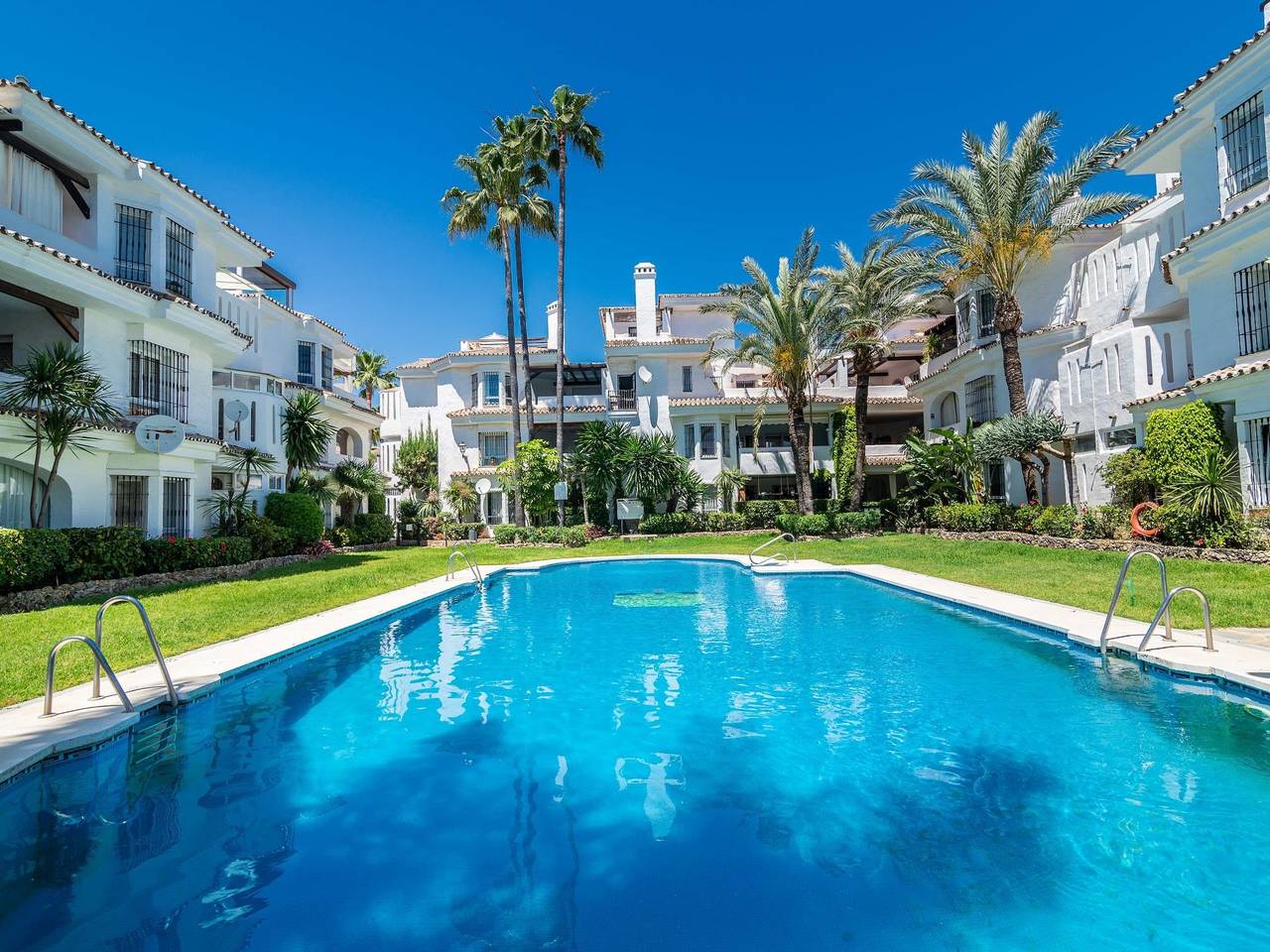 Entire holiday apartment, Modern 2 Bedroom Penthouse w/ Terrace, Pool Bbq in Nueva Andalucia Golf Valley, Marbella