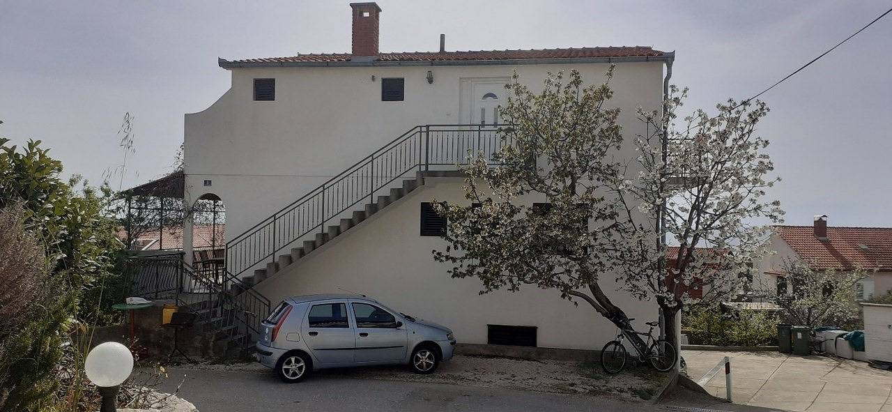 Ganze Wohnung, Ferienwohnung für 9 Personen mit Balkon/Terrasse in Primošten, Šibenik-Knin