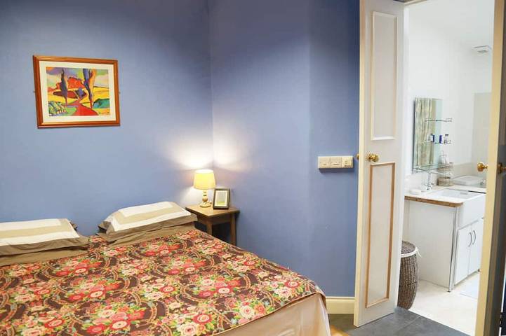 Entire apartment, Perfect! for doing Galway City - sleeps 2+, walk everywhere... in Galway, County Galway