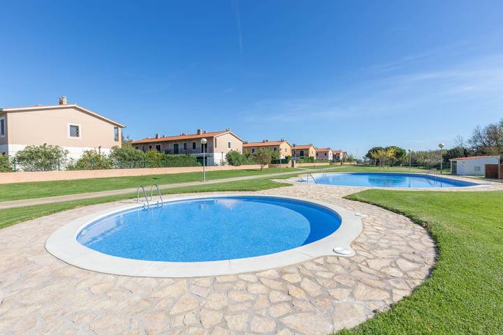 Chalet para 6 personas, con balcón además de piscina y jardín - 1