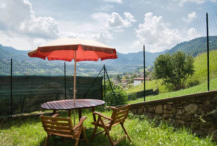 Agriturismo per 6 persone, con giardino e panorama, con animali domestici in La Valsàssina