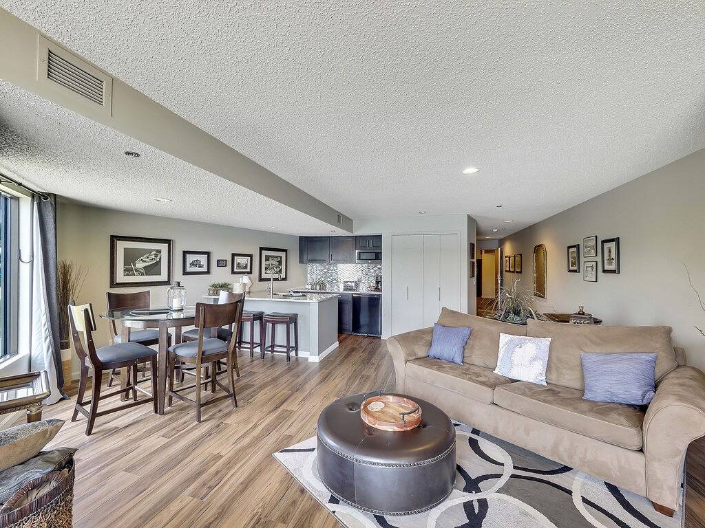 Ganze Wohnung, 114 Edgewater Inn Downtown Charlevoix | Pool, Hot Tub, Sauna | Sleeps 4 in Charlevoix, Charlevoix County