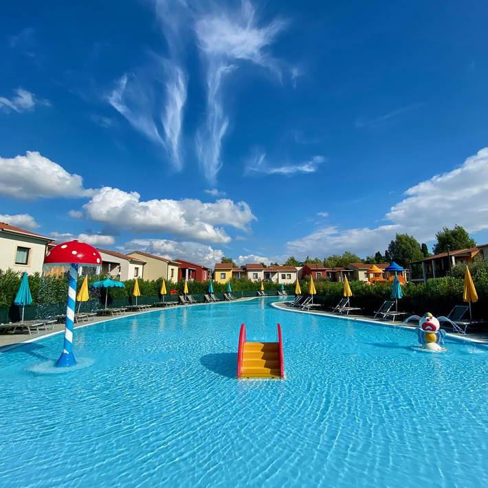 Ferienpark für 4 Personen, mit Balkon und Kinderpool sowie Pool am Gardasee
