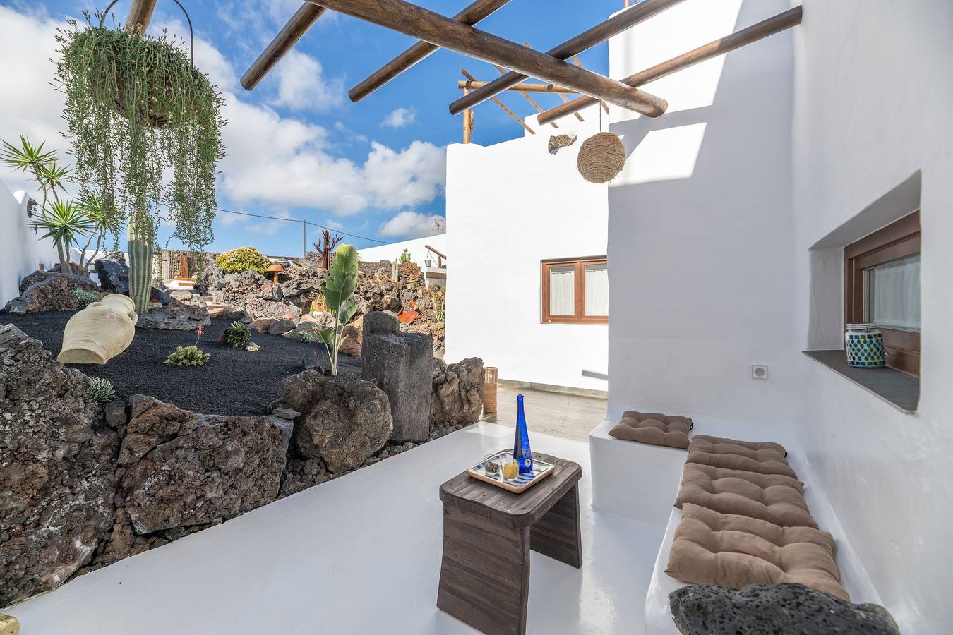 Apartamento entero, Apartamento vacacional 'Rumor del Mar' con vistas al mar, wifi y aire acondicionado in Punta de las Mujeres, Haría