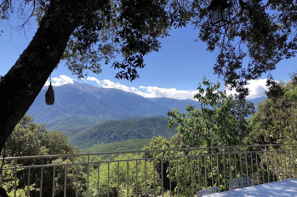 Seuls au Monde - Mas isolé avec vue sur le mont Canigo in Ria-Sirach, Parc naturel régional des Pyrénées catalanes